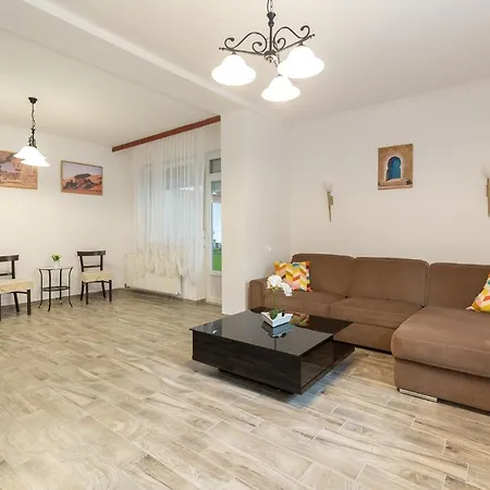Kenza Apartmans Апартаменты *